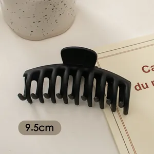 Detailansicht einer 9,5 cm mattschwarzen Haarklammer mit Textur und Größenangabe