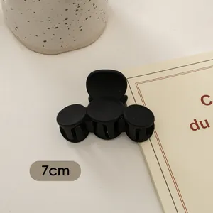 Detailansicht der 7cm mattschwarzen Haarklammer mit glattem, abgerundetem Drei-Blatt-Design