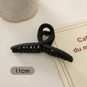 Detail von 11cm große schwarze matte Haarklammer mit minimalistischem Kreuzdesign