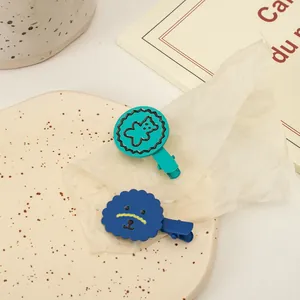 Détail de barrettes ours et nuage bleu mat sur un plateau décoratif en céramique