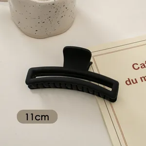 Detailansicht der 11cm großen mattschwarzen Haarklammer mit Größenangabe in 11cm Länge