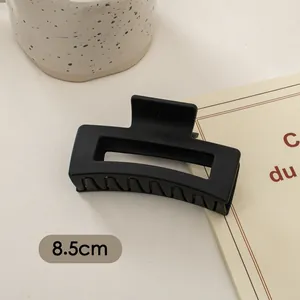 Detailansicht der 8,5cm matt schwarzen Haarklammer mit rechteckigem Hohlraumdesign