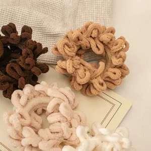 Set aus vier flauschigen Chenille-Spiralhaargummis in warmen Erd- und Cremetönen