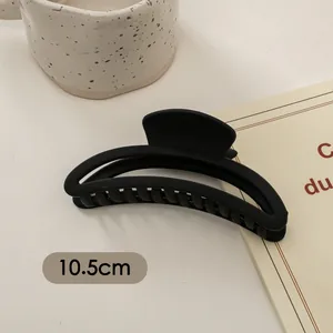 Detail der 10,5 cm großen mattschwarzen Haarklammer mit minimalistischem Halbmond-Design