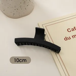 Detailansicht der 10 cm langen, mattschwarzen Haarklammer mit minimalistischem Design