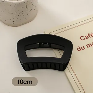 Detailansicht der 10 cm langen mattschwarzen Haarklammer mit hohlem geometrischem Design