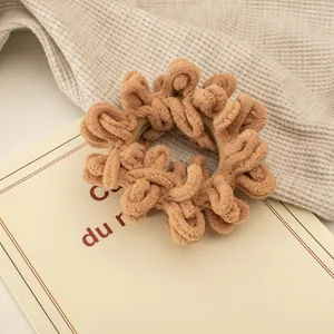 Nahaufnahme braunes Plüsch-Haargummi mit weicher Chenille-Textur in Kaffeetönen