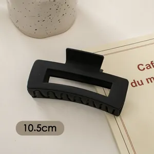 Detailansicht der 10,5 cm mattschwarzen Haarklammer mit Feder und robusten Greifzähnen