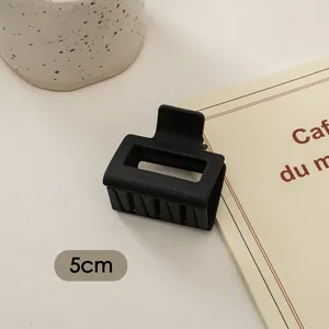 Detailansicht einer 5cm mattschwarzen quadratischen Haarklammer mit minimalistischem Design