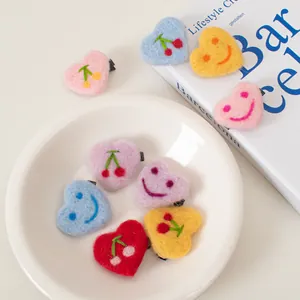 Handgefertigte Filz-Haarspangen in Herzform mit süßer Kirsch- und Smiley-Stickerei in bunten Farben