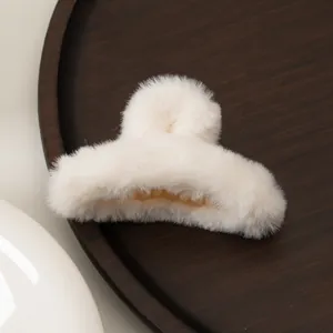 Détail de la pince à cheveux en peluche blanc crème avec fausse fourrure de lapin