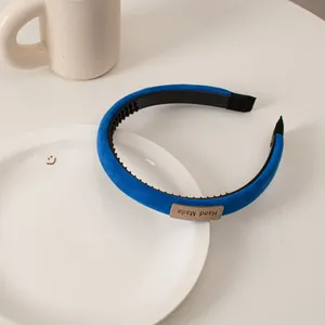 Detailed view of Klein Blue sponge headband featuring a handmade label and anti-slip teeth