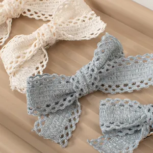 Lot de barrettes à cheveux en dentelle crème et bleu clair avec nœuds brodés délicats