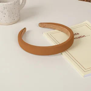 Λεπτομέρεια καφέ στέκας μαλλιών με ύφασμα twill και μαλακή βελούδινη εσωτερική επένδυση