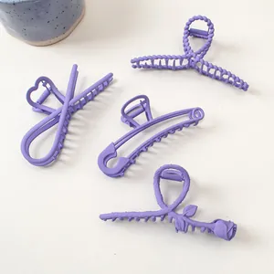 Détail de pinces à cheveux bleu pervenche mat avec motifs rose et épingle