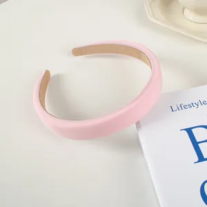 Gros plan d'un serre-tête rose rembourré avec doublure antidérapante sur une table