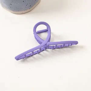 Détail de la pince à cheveux bleu pervenche mat avec ressort métallique et dents denses