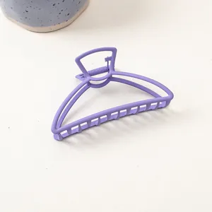 Détail macro de la grande pince à cheveux bleu givré avec ressort métallique robuste