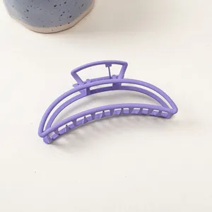 Détail macro d'une grande pince à cheveux bleue mate avec dents métalliques antidérapantes
