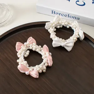 Chouchous faits main avec nœuds et perles roses et blanches pour coiffures élégantes