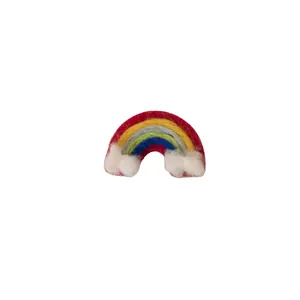 Handgefertigte Regenbogen-Haarspange aus Wollfilz mit weißen flauschigen Wolken-Details