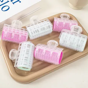 Detail von bunten Lockenwicklern mit Clips für das Pony-Styling in einem Tablett-Display