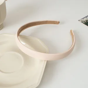 Détail du serre-tête en cuir crème avec doublure en daim marron antidérapante