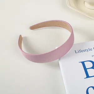 Détail du serre-tête rembourré violet lavande avec fini mat et doublure antidérapante