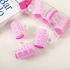 Detailansicht der rosa Lockenwickler mit Nylonkern und Federklammern in der Verpackung