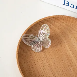 Dettaglio del fermaglio per capelli a farfalla laser con finitura a cristallo