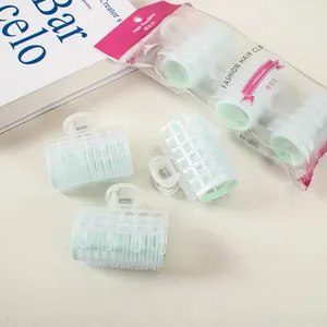 Detailansicht von 3 selbsthaftenden Lockenwicklern mit Klettfläche und Verpackung
