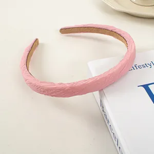 Vue détaillée du serre-tête en éponge rose avec texture plissée et tissu doux nuageux