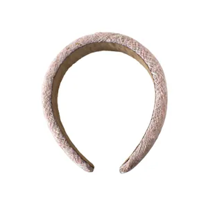 Serre-tête tressé en tweed rose avec fil doré et doublure en velours antidérapant