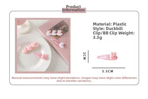 Détail de la pince à cheveux lapin rose montrant la taille 5,5 cm et la texture plastique