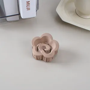 Détail de la pince à cheveux fleur mate ton Morandi avec structure multi-dents durable