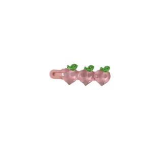 Pinza para el pelo de melocotón rosa con tres frutas de resina y hojas verdes pequeñas