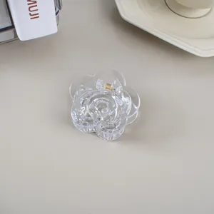 Vue détaillée d'une pince à cheveux fleur de rose transparente avec ressort doré