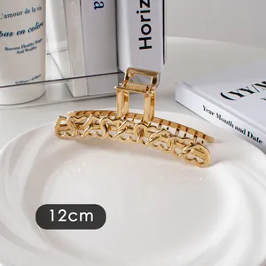 Vue détaillée de la pince à cheveux dorée de 12 cm avec motifs de cœurs ajourés chic