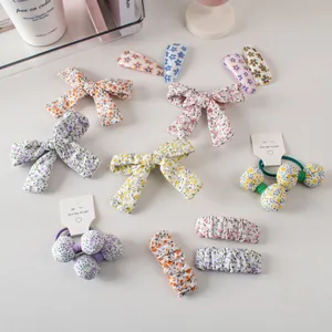 Dettaglio di fermagli e elastici per capelli in tessuto a fiori per bambine piccoli