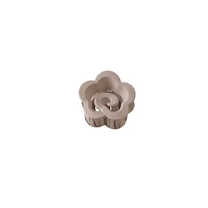 Pince à cheveux fleurie mate de couleur beige avec un design floral minimaliste élégant