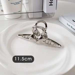 Détail d'une pince à cheveux de 11,5 cm en métal argenté avec motif nœud et cœur chic