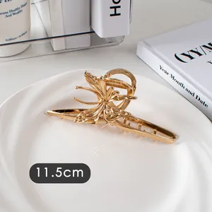 Vue détaillée de la pince à cheveux papillon dorée de 11,5 cm avec finition miroir poli