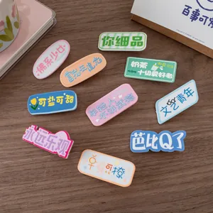 Détails de diverses pinces à cheveux en acrylique colorées avec texte chinois amusant