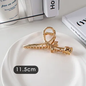 Détail de la grande pince à cheveux rose dorée de 11,5 cm pour des coiffures élégantes