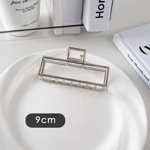 Détail de la pince à cheveux géométrique de 9cm en métal argenté avec design ajouré