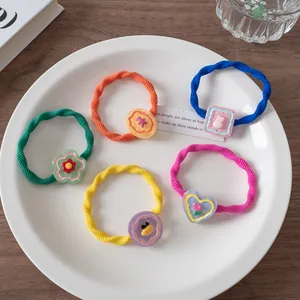 Fünfteiliges Set bunte Haargummis mit niedlichen Bären- und Blumen-Resin-Anhängern