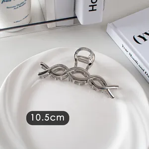 Détail macro d'une pince à cheveux argentée de 10,5 cm avec motif vague ajouré