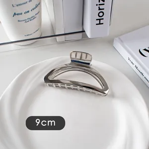 Détail d'une pince à cheveux en métal argenté de 9cm avec finition polie sur assiette