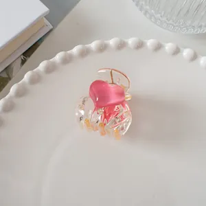 Détail d'une pince à cheveux en forme de cœur rose gelée sur une assiette décorative