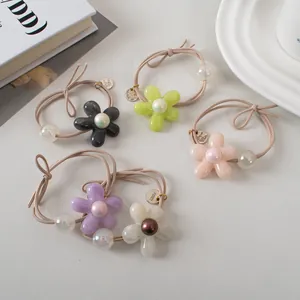 Détail de 5 chouchous fleurs aux couleurs gelée avec perles et perles irisées
